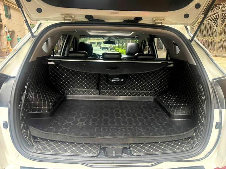 2017年Hyundai Tucson 2.0L．休旅車外型極具歐爸時尚感．頂級尊貴版．免鑰匙啟動．全景天窗．六安．倒車顯影