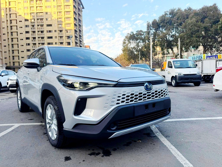 全新車未開封2026年TOYOTA CROSS 1.8L．新車84萬9油電豪華版．全程托運到店．原廠保固中．新車里程3公里