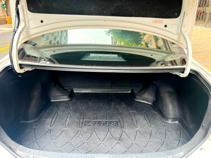 2011年TOYOTA ALTIS 1.8L．一手自用車．里程9萬多公里．里程保證．車況極優．便宜代步車