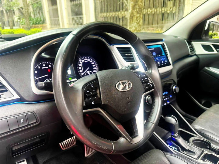 2017年Hyundai Tucson 2.0L．休旅車外型極具歐爸時尚感．頂級尊貴版．免鑰匙啟動．全景天窗．六安．倒車顯影
