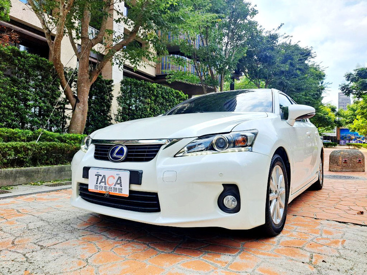 2013年Lexus CT200h 1.8L．一手車庫車．里程只跑５萬多公里．省油省稅．市區時尚風貌．滿足你經濟需求