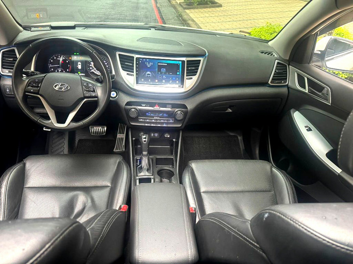 2017年Hyundai Tucson 2.0L．休旅車外型極具歐爸時尚感．頂級尊貴版．免鑰匙啟動．全景天窗．六安．倒車顯影
