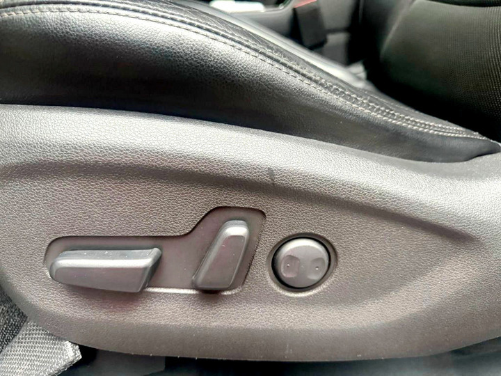 2017年Hyundai Tucson 2.0L．休旅車外型極具歐爸時尚感．頂級尊貴版．免鑰匙啟動．全景天窗．六安．倒車顯影