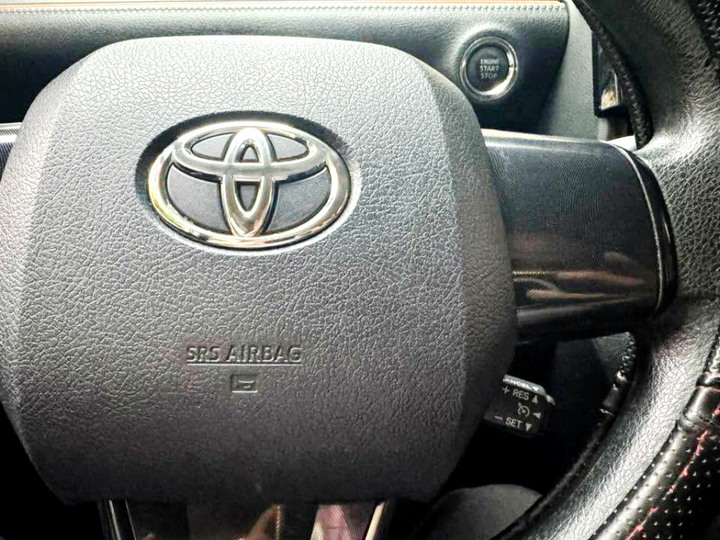 2019年Toyota Sienta 1.8L．頂級五人座．單側邊電動滑門．里程8萬公里．里程保證．原鈑件．附認證書