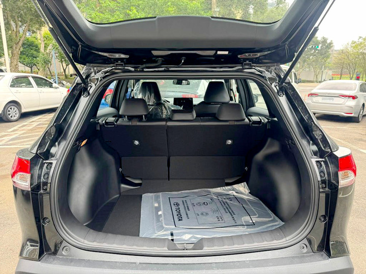 全新領牌車未開封2026年TOYOTA CROSS 1.8L．汽油豪華版．新車里程５公里．全程托運到店．可全額貸