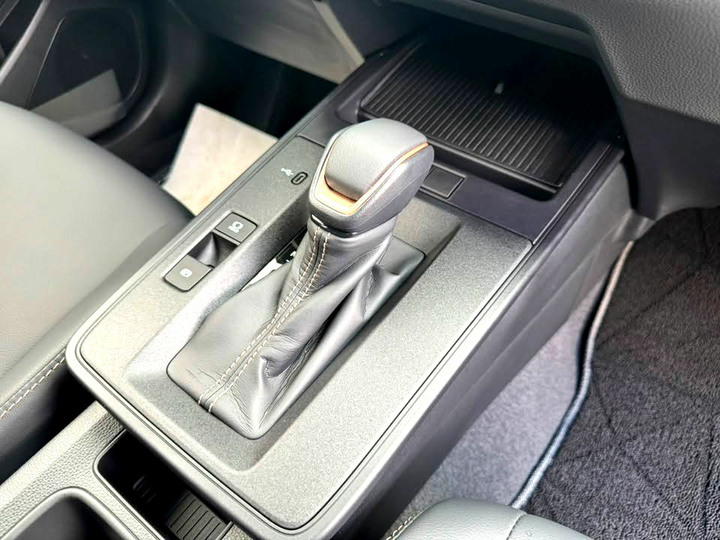 全新車未開封2026年TOYOTA CROSS CC 1.8L．原價88.9萬 60週年紀念版．現折13萬．新車里程4公里．新車保固中．可在舊換新