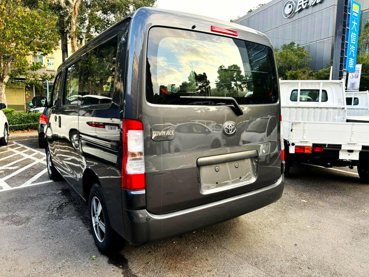 2026年TOYOTA TOWN ACE VNA1.5L．TSS版本．廂型車．新車里程６公里．原價63.5萬．現折８萬．全程托運到店．原廠４年１２萬公里保固