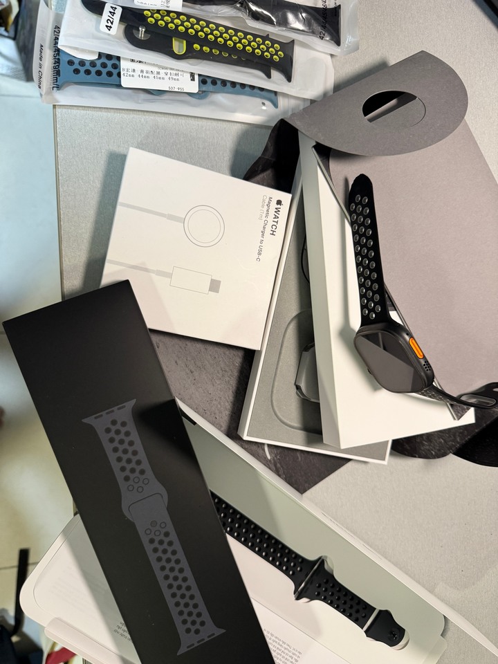 Apple Watch Ultra 2, 鈦黑色, 保固中