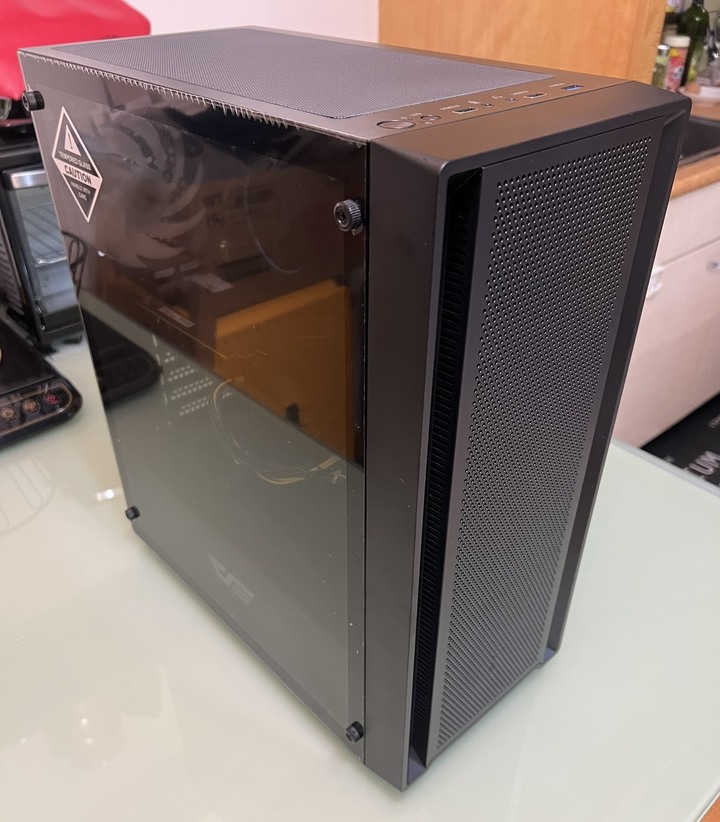 賣I5-12400F電腦遊戲主機一台