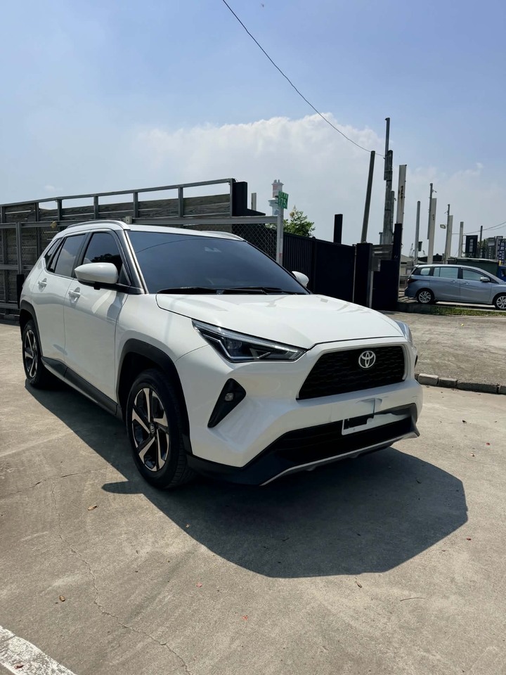 鈞正貿易 2024年 YARIS CROSS 1.5 珍珠白 豪華版 整台如新 跑少 原版 認證