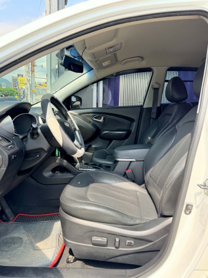 鈞正貿易 2014年 HYUNDAI IX35 2.0 一手持有 資料全 車況很好 來試開就知道了