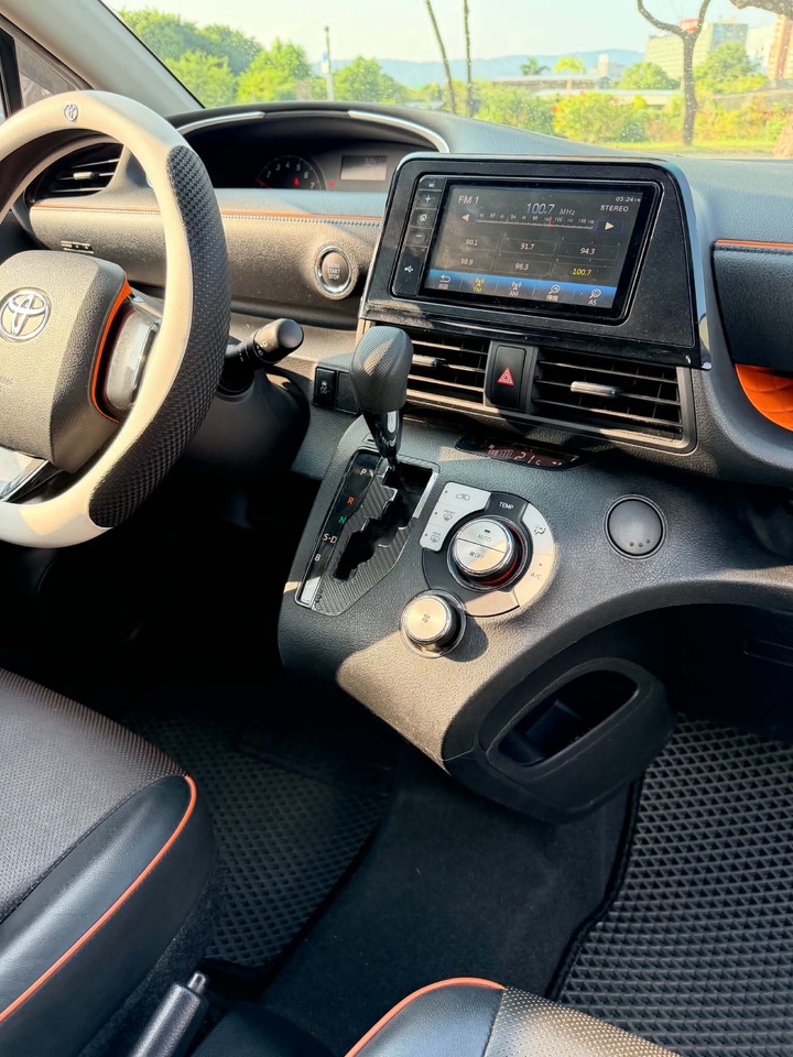 鈞正貿易 2017年 TOYOTA SIENTA 1.8 一手使用 無載貨 跑極少 車況優異 認證