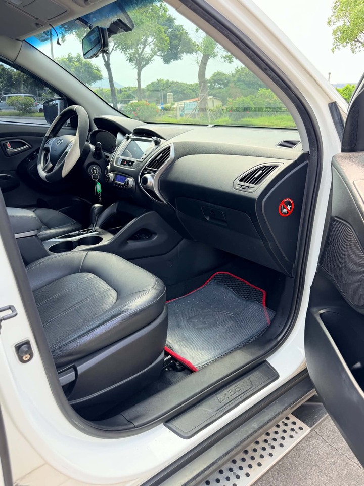 鈞正貿易 2014年 HYUNDAI IX35 2.0 一手持有 資料全 車況很好 來試開就知道了