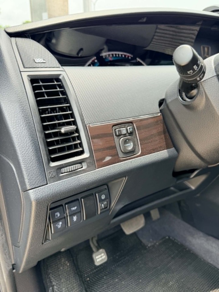 鈞正貿易 2015年 LUXGEN MPV M7版 跑少 雙電動滑門 天窗 寧靜 認證