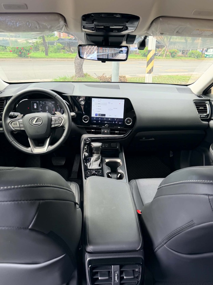 鈞正貿易 2023年 LEXUS NX200 豪華版本 跑少 原廠保養 保固中 電動尾門 配合鑑定 認證