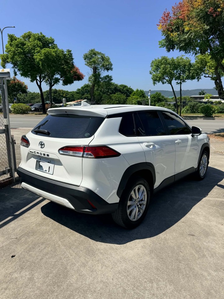 鈞正貿易 2022年 COROLLA CROSS 1.8 珍珠白 豪華版 整台如新 跑很少 原版 認證