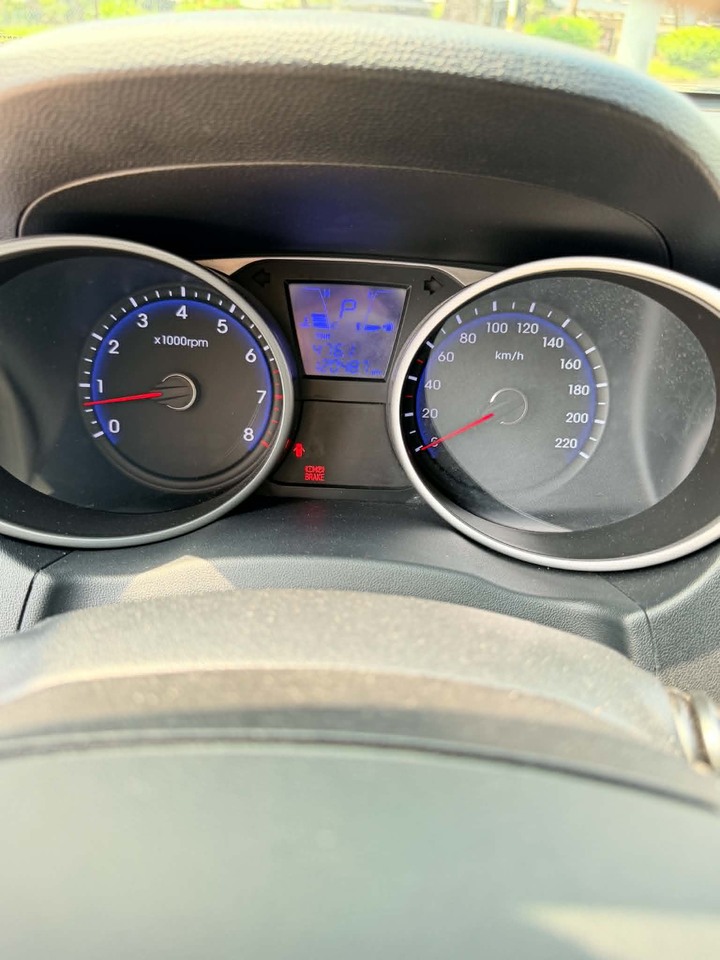 鈞正貿易 2014年 HYUNDAI IX35 2.0 一手持有 資料全 車況很好 來試開就知道了