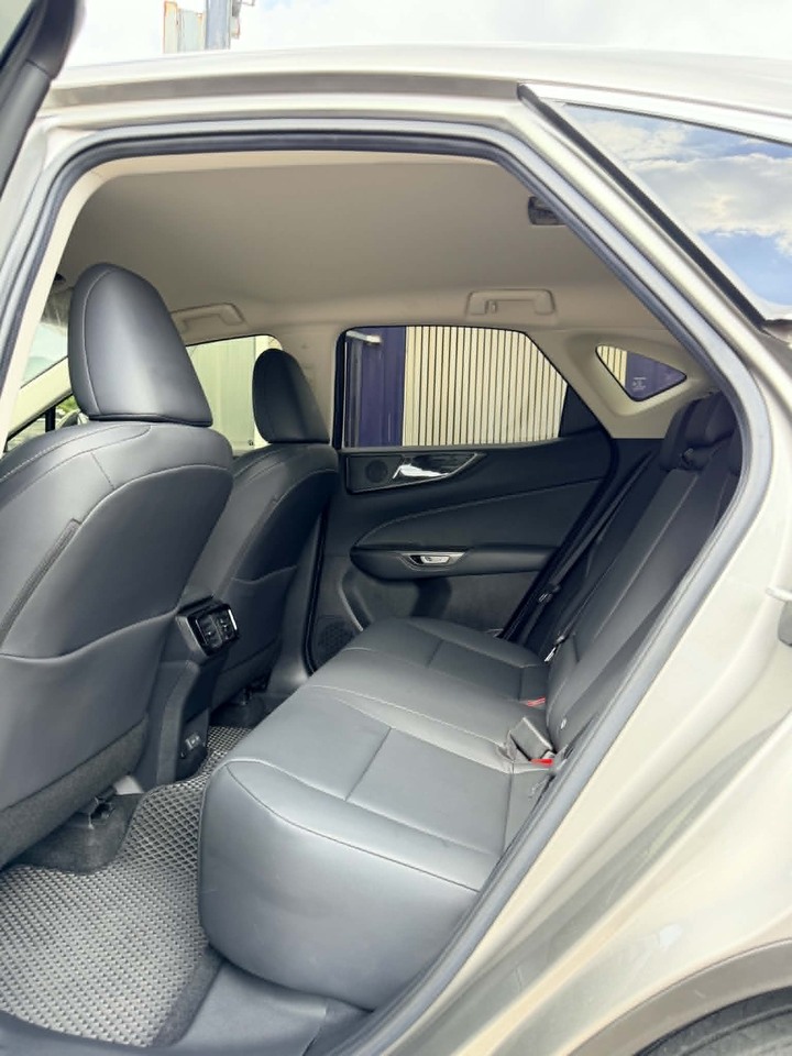鈞正貿易 2023年 LEXUS NX200 豪華版本 跑少 原廠保養 保固中 電動尾門 配合鑑定 認證