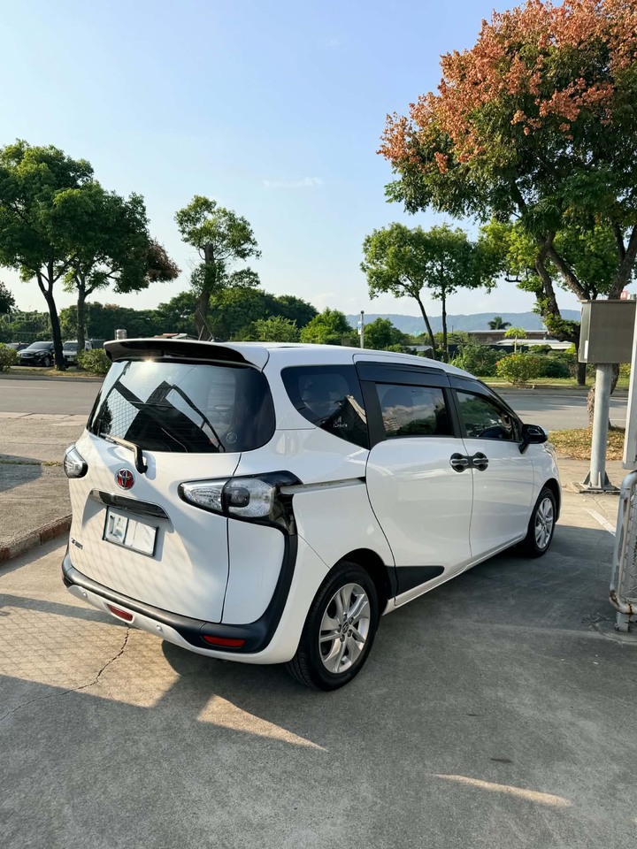 鈞正貿易 2017年 TOYOTA SIENTA 1.8 一手使用 無載貨 跑極少 車況優異 認證