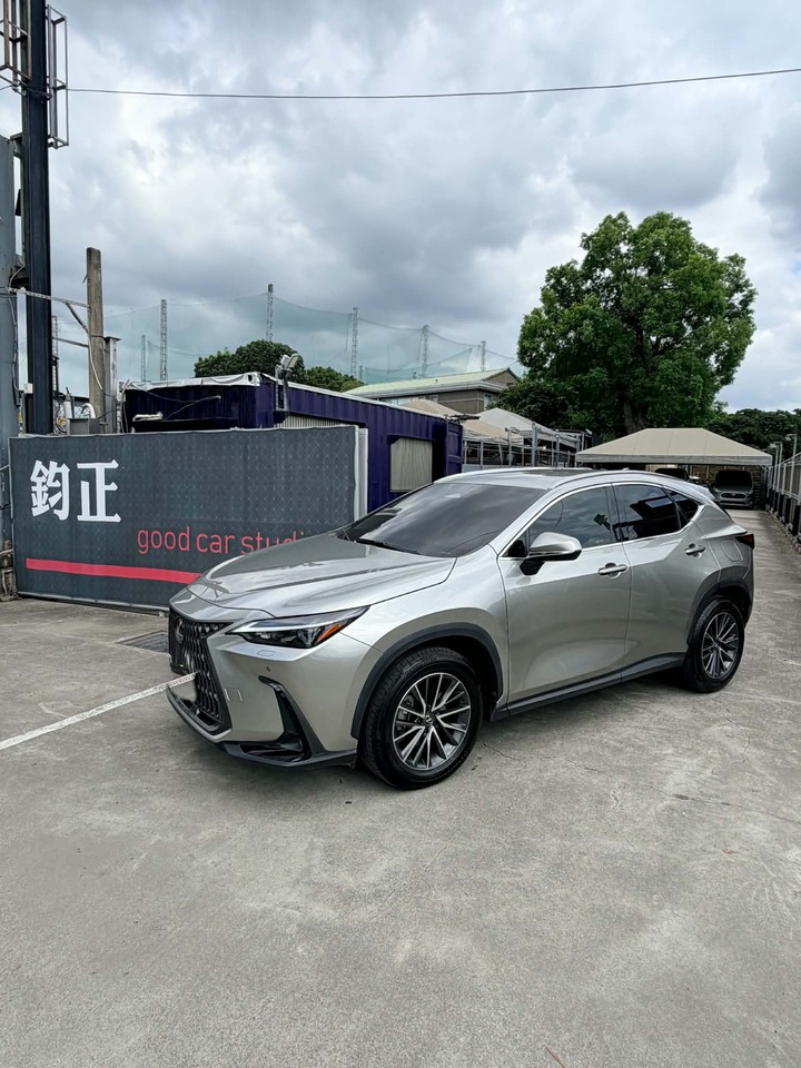 鈞正貿易 2023年 LEXUS NX200 豪華版本 跑少 原廠保養 保固中 電動尾門 配合鑑定 認證