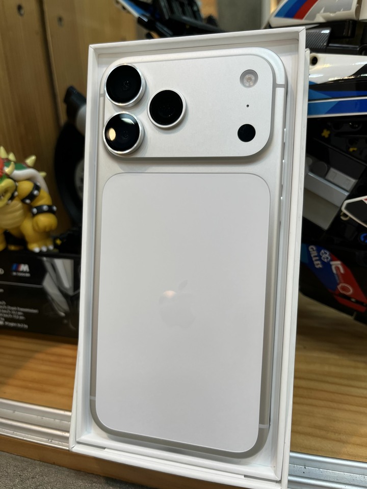 Iphone17 ProMax 256g 白 全新未開通 電信續約機 已貼保護貼 現省一筆花費 自取 不議