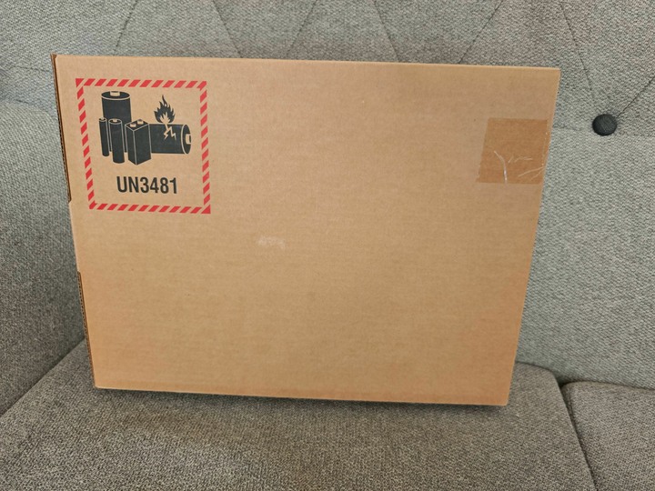 Macbook Air 13” M5 天藍色 全新未拆 16GB RAM, 512GB SSD