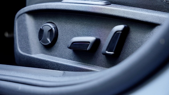 兩千好車－阿鈺 好車推薦＂2023 VW GOLF 230 TSI＂保固內、電動椅、電動尾門