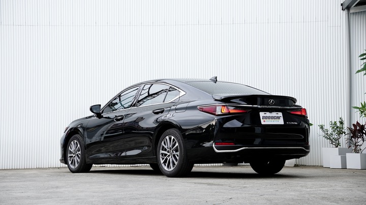兩千好車－阿鈺 好車推薦＂2022 Lexus Es300h 2.5＂原廠保養、電池保固中
