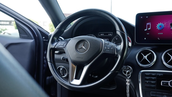 兩千好車－阿鈺 好車推薦＂2014 M-BENZ A180＂安卓機、電動椅