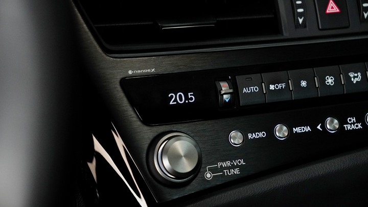 兩千好車－阿鈺 好車推薦＂2022 Lexus Es300h 2.5＂原廠保養、電池保固中