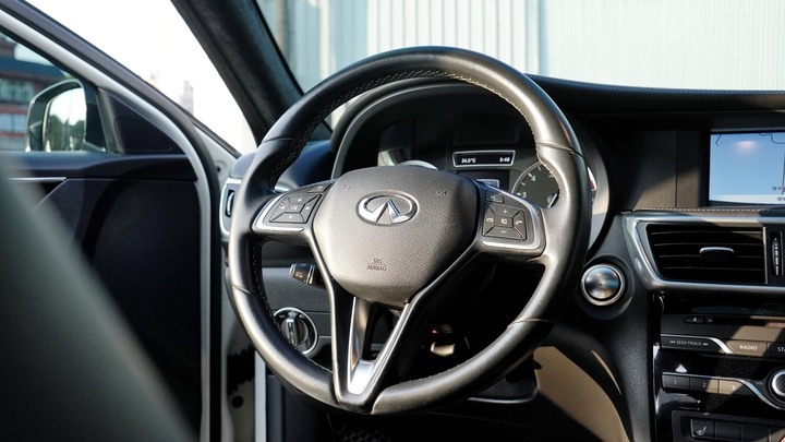 兩千好車－阿鈺 好車推薦＂2017 INFINITI Q30＂全景天窗、雙區恆溫、電動座椅