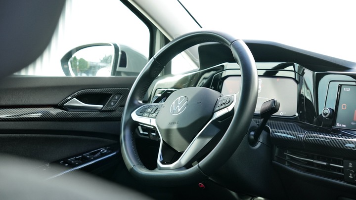 兩千好車－阿鈺 好車推薦＂2023 VW GOLF 230 TSI＂保固內、電動椅、電動尾門