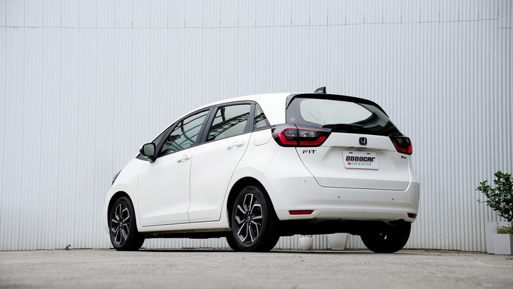 兩千好車公平交易店 好車推薦＂2025 Honda Fit 油電＂新車保固內