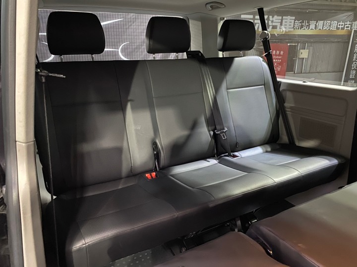 (95)正2019年出廠 Volkswagen Caravelle T6L 2.0 TDI 75kW M5 手排 九座長軸 柴油 科技黑