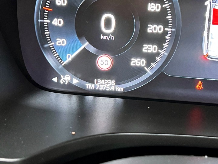 正2019年出廠 Volvo V60 T4 Momentum 2.0 汽油 金屬白