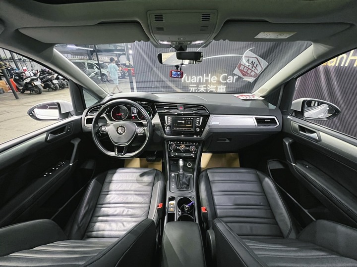 (138)2017年式Volkswagen Touran 280 TSI Comfortline 1.4 汽油 雲朵白