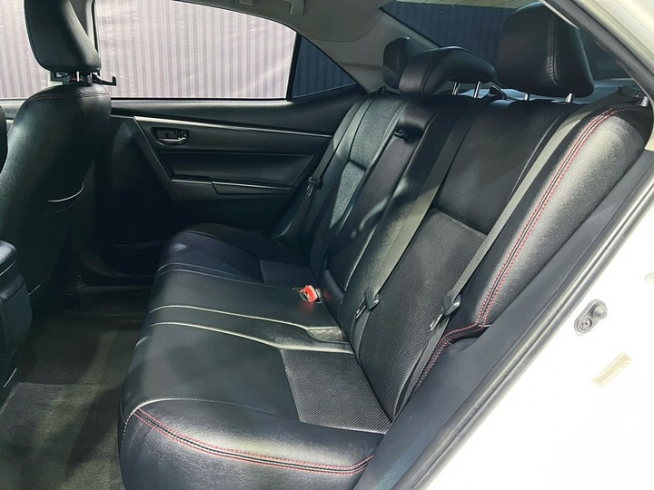 (71)正2015年出廠 11代 Toyota Corolla Altis 1.8經典版 汽油 雲朵白