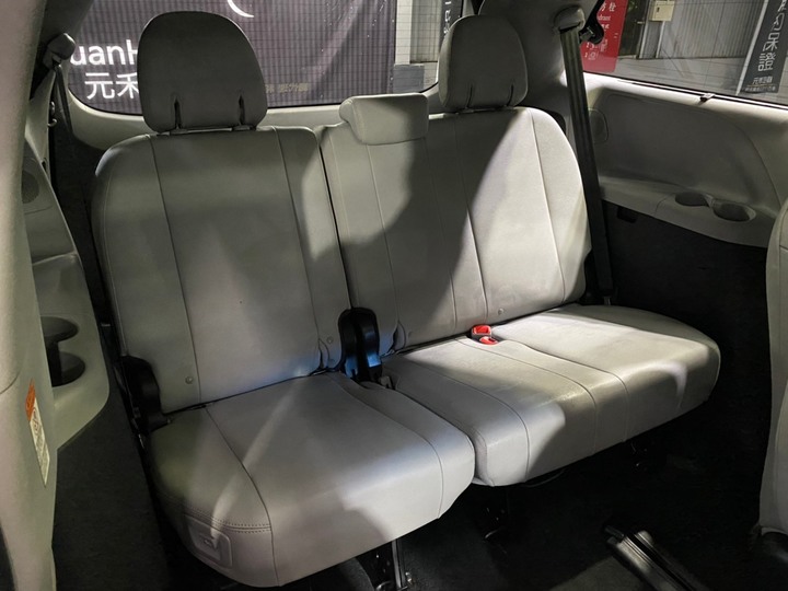 (216)正2016年出廠 Toyota Sienna 3.5 Limited 汽油 科技灰
