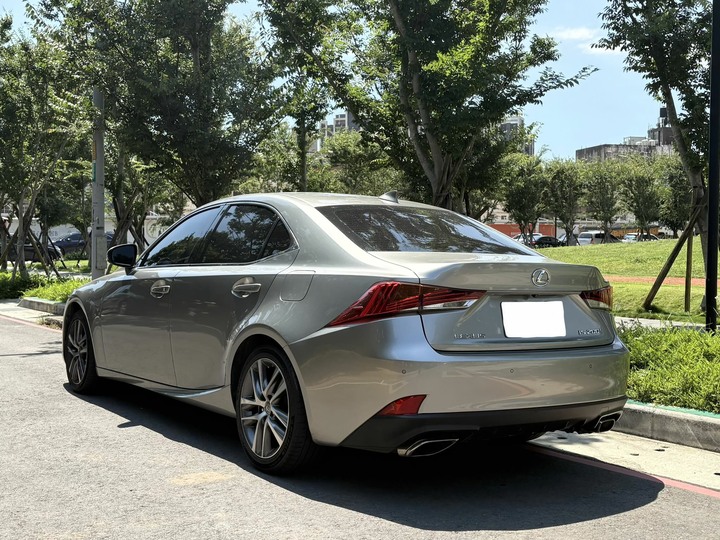 售小改款後 2017 Lexus IS200T 豪華 里程僅跑10萬 全車原鈑件