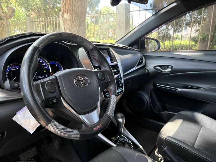 售高規 2019 Toyota yaris 豪華版 里程僅跑9萬 全車原鈑件IKEY摸門 恆溫空調 全車7 氣囊