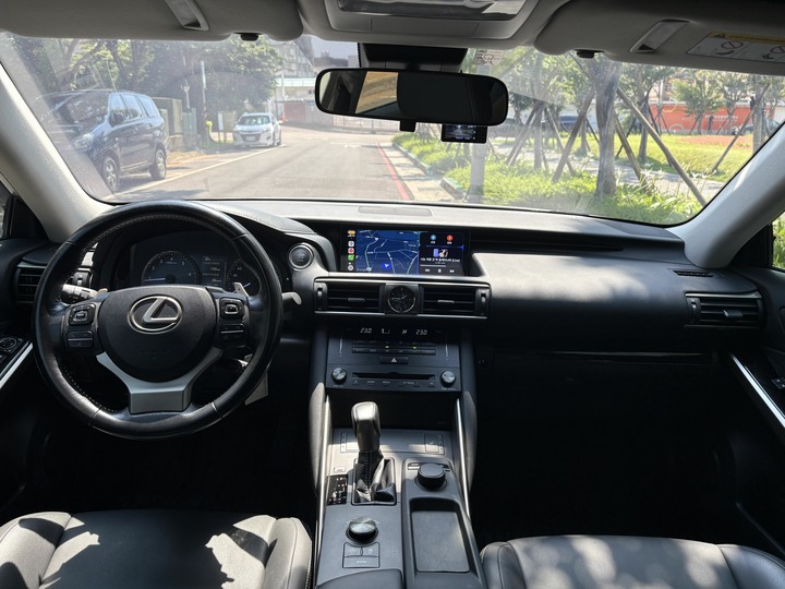售小改款後 2017 Lexus IS200T 豪華 里程僅跑10萬 全車原鈑件