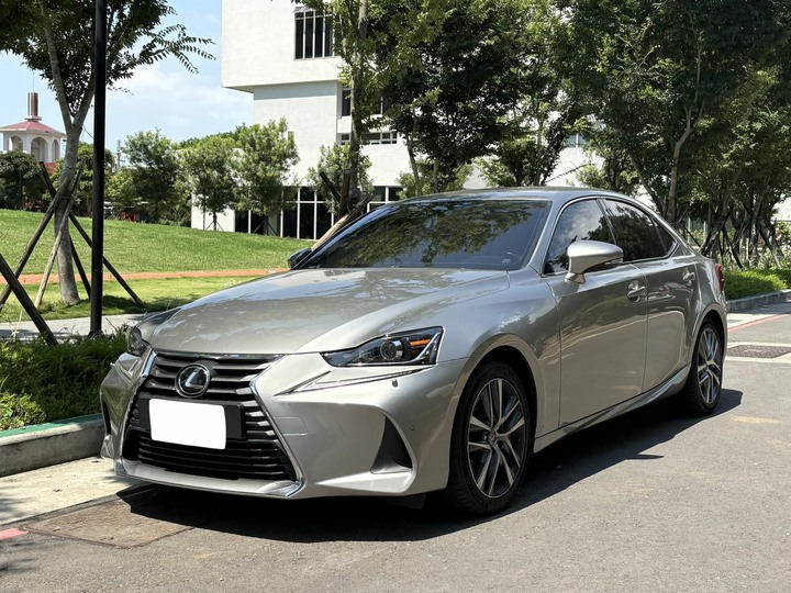 售小改款後 2017 Lexus IS200T 豪華 里程僅跑10萬 全車原鈑件