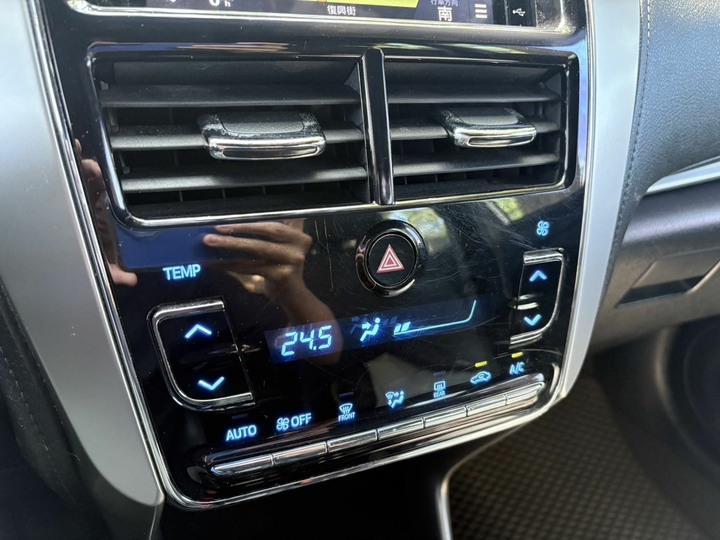 售高規 2019 Toyota yaris 豪華版 里程僅跑9萬 全車原鈑件IKEY摸門 恆溫空調 全車7 氣囊
