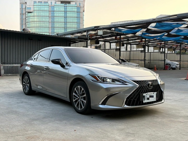 售小改款後 2022 Lexus ES200 頂級版 全原廠保養 里程僅跑6萬