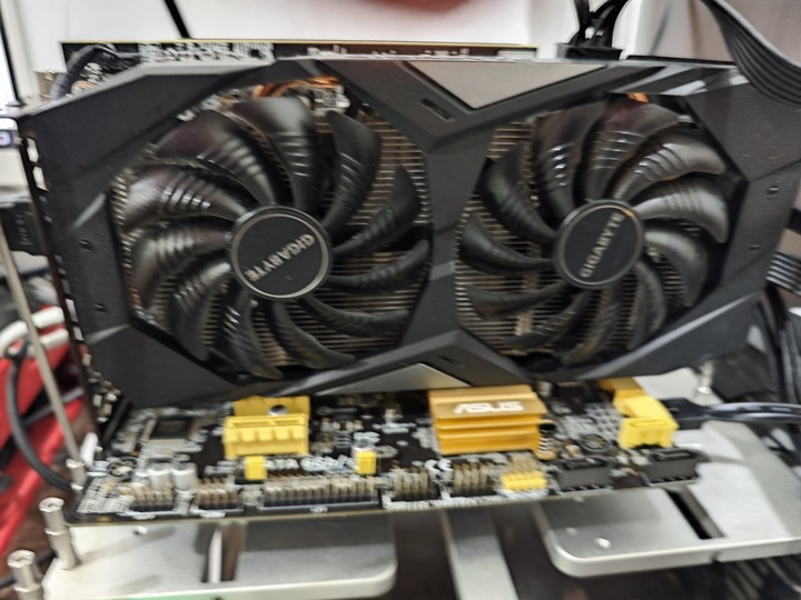 GIGABYTE 2060 O6G 雙風扇。