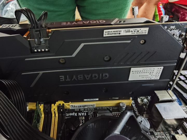 GIGABYTE 2060 O6G 雙風扇。