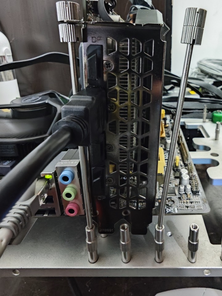 GIGABYTE 2060 O6G 雙風扇。