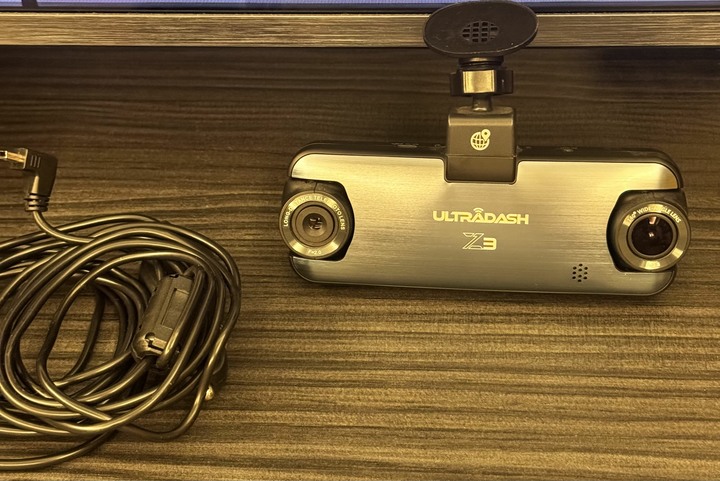 賣 UltraDash Z3雙鏡頭行車記錄器+64G記憶卡