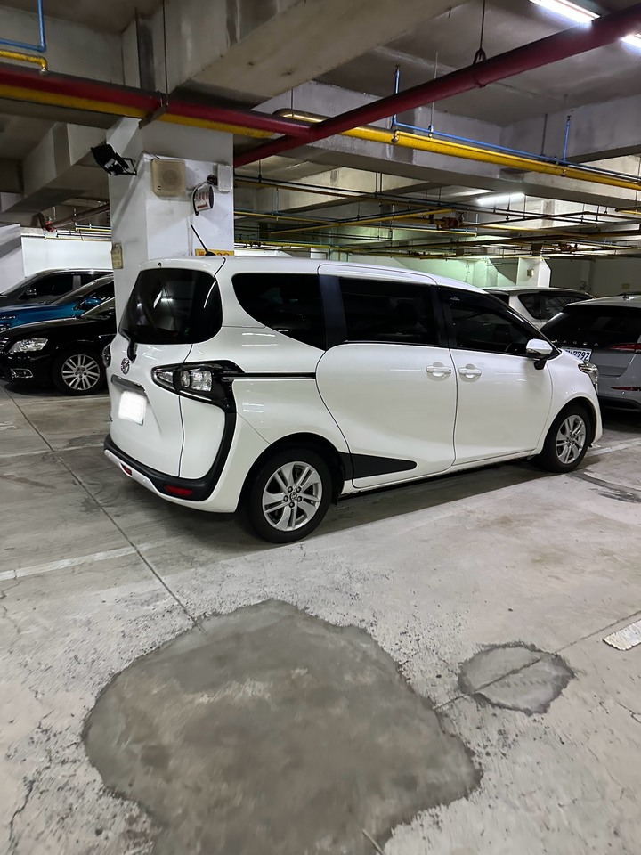 Toyota sienta 1.8 5座 豪華+