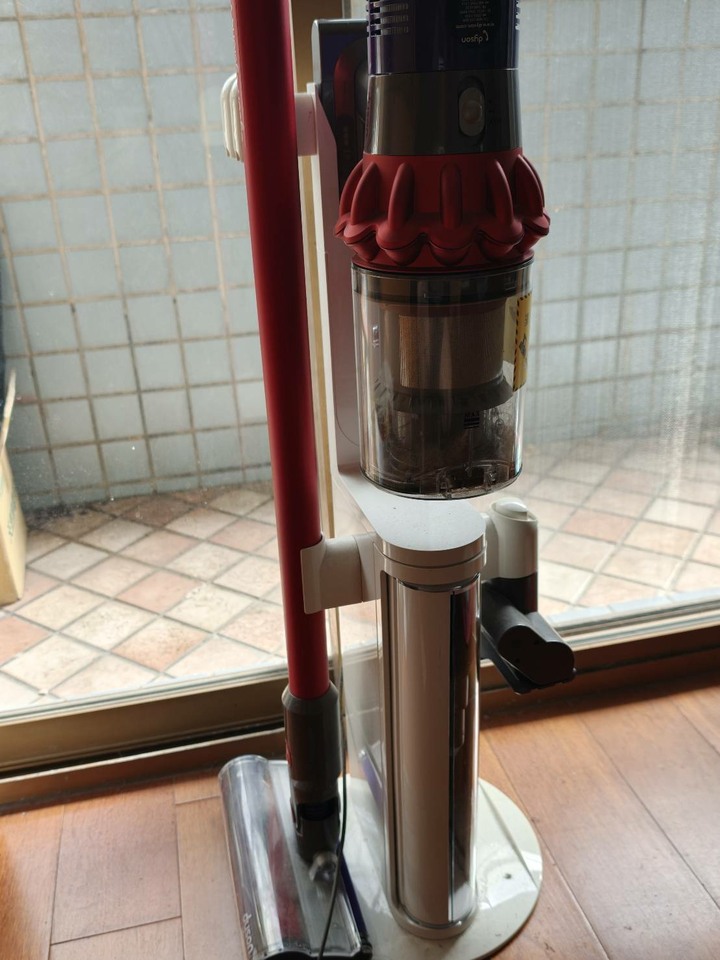 Dyson吸塵器 v10(無償贈送, 電池故障)
